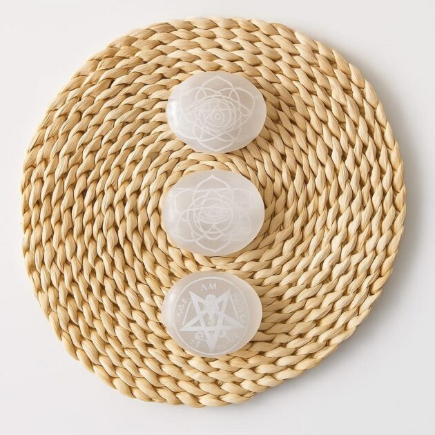 PLAM STONE DE SELENITA CON GRABADOS VARIOS